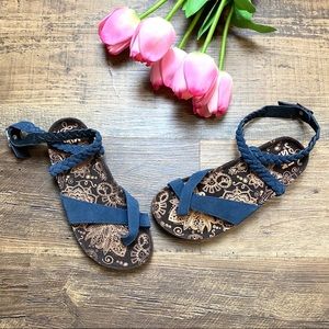 Muk Luks Wrap Ankle Sandals 8